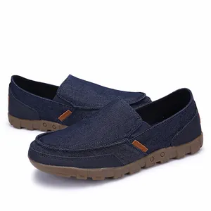 Lässige dunkelblaue Herren-Canvas-Slipper mit einer robusten braunen Gummisohle
