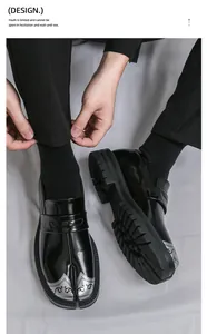 Primer plano de mocasines Tabi para hombre con punteras decorativas plateadas