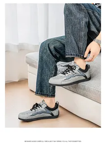 Vista dettagliata di sneaker traspiranti in rete grigia da uomo in un ambiente lifestyle.