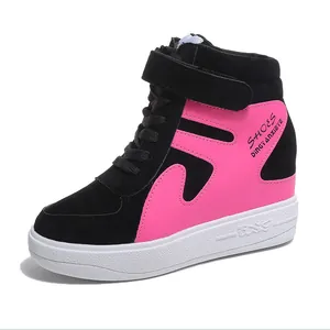 Vue latérale détaillée des baskets compensées montantes rose et noir avec velcro