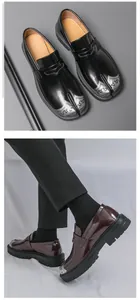Vista detallada de los mocasines Tabi para hombre en negro y burdeos con diseño de punta partida