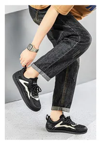 Modello che indossa sneaker in mesh nero traspirante da uomo, stile casual leggero