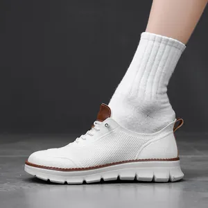 Vue détaillée de la basket décontractée en mesh blanc pour hommes avec semelle souple.