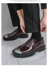 Primer plano de mocasines Tabi para hombre en charol color burdeos con suela gruesa y negra.