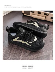Primo piano di sneakers in mesh traspirante bianco e nero da uomo su pavimento in legno