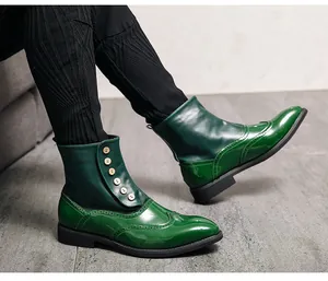 Detailansicht der grünen Lederstiefel für Herren mit stilvollen Knopfakzenten