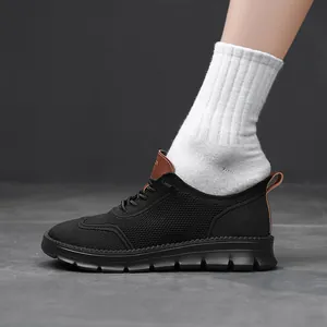 Vue latérale détaillée de baskets décontractées en maille flyknit noire pour hommes