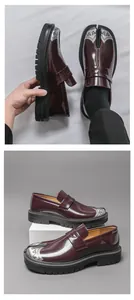 Detalle de mocasines Tabi color burdeos con punteras de plata grabadas y gruesas suelas de goma