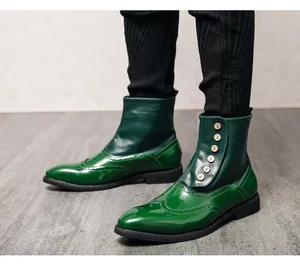 Herrenschuhe aus grünem Leder mit Brogue-Details und dekorativer Knopfverzierung
