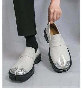 Primer plano de mocasines tabi blancos para hombre con diseño plateado y suela negra