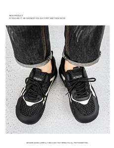 Vista dettagliata dall'alto di sneakers in mesh nero traspirante con accenti bianchi