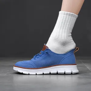 Vue latérale de basket décontractée en maille bleue pour homme avec semelle blanche souple
