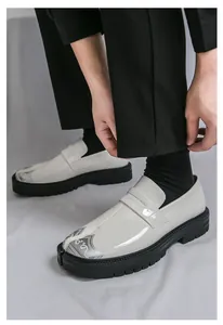 Mocasines Tabi blancos para hombre con suelas negras gruesas y puntas decoradas