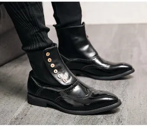 Nahaufnahme von schwarzen Herren-Brogue-Stiefeln mit Knöpfen und Flügelkappen-Design