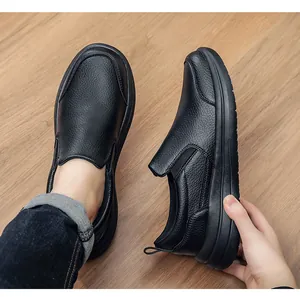 Detailansicht schwarzer Herren-Leder-Loafer im lässigen Slip-On-Stil für den Alltag.