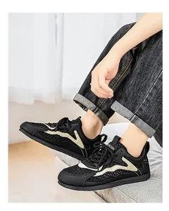 Vista dettagliata delle sneaker da uomo in mesh nero traspirante con dettagli beige