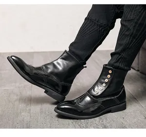 Nahaufnahme der schwarzen, glänzenden Herrenstiefel im britischen Stil mit dekorativer Knopfleiste