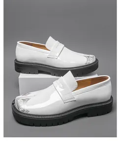 Mocasines de charol blanco con punta dividida para hombre con elegantes motivos plateados