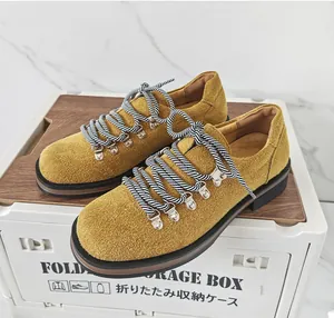 Detailansicht der senfgelben Wildleder Herrenschuhe im britischen Stil zum Schnüren
