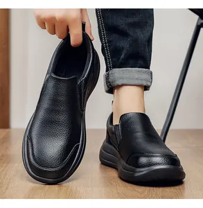 Detailansicht schwarzer Herren-Slipper aus genarbtem Leder mit Textur und Passform