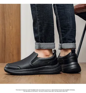 Detailansicht der schwarzen Herren Slipper aus genarbtem Leder im Business-Stil