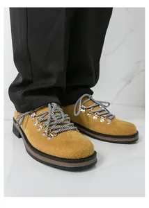 Herren-Schnürschuhe aus Wildleder in Senfgelb mit gemusterten Schnürsenkeln und dicker Sohle.