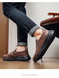 Detailansicht von braunen Leder-Slippern für Herren mit dicker leichter EVA-Sohle