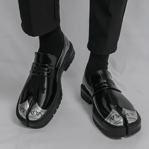 Mocasines Tabi de charol negro con diseño de punta dividida y patrones plateados elegantes