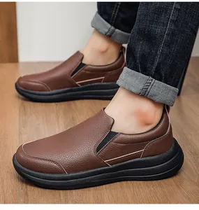 Detailansicht brauner Leder-Slipper für Herren mit strukturierter Oberfläche und Sohle