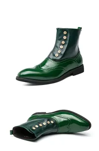 Detail grüner Herren Lackleder Brogue-Stiefel mit Knopfverzierungen auf weißem Hintergrund