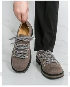Detailansicht der braunen Wildleder-Freizeitschuhe für Herren im britischen Stil
