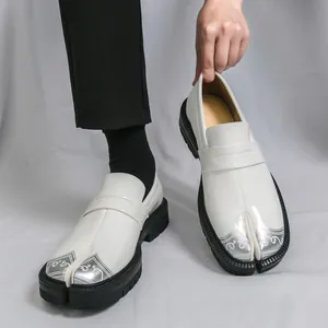 Mocasines Tabi blancos para hombre con detalles plateados y suelas negras gruesas