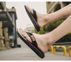 Detailansicht von lässigen Herren-Flip-Flops mit gewebten Riemen und rutschfesten Sohlen