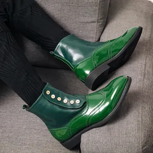 Stilvolle dunkelgrüne Herren-Brogue-Lederstiefel mit dekorativen Seitenknöpfen