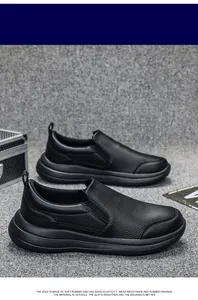 Detaillierte Ansicht der schwarzen Herren-Leder-Slip-Ons mit dicker Gummisohle