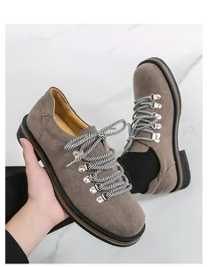 Detailansicht von braunen Herren-Suaeda-Halbschuhen im britischen Stil mit gestreiften Schnüren.