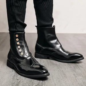 Stilvolle schwarze Herren-Lederstiefel im britischen Look mit Brogue-Schnitzereien