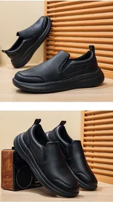 Detailansicht der schwarzen Herren-Slipper aus genarbtem Leder mit dicker Sohle