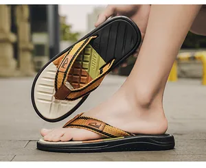 Detailansicht der Herren-Flip-Flops mit gewebten Riemen und rutschfester Profilsohle