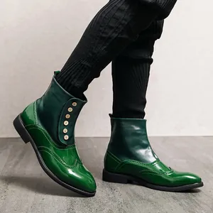 Hochwertige dunkelgrüne Herren-Stiefeletten im britischen Stil mit Brogue-Verzierung