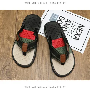 Detailansicht der rutschfesten Herren-Flip-Flops mit rot-grünem Sportstreifen-Design.