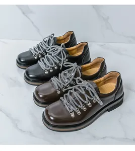 Detailansicht schwarzer und brauner Herrenschuhe im britischen Stil mit gestreiften Schnürsenkeln
