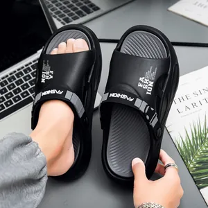 Langlebige rutschfeste Herren-Strandsandalen in Schwarz mit praktischem verstellbarem Fersenriemen