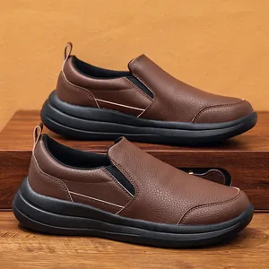 Hochwertige braune Leder-Herren-Slipper mit markanter dicker schwarzer Sohle