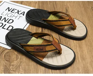 Nahaufnahme der Herren-Sommer-Flip-Flops mit strukturierter Sohle und gestreiften Riemen