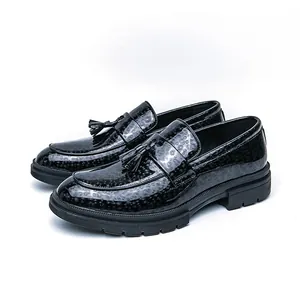Κομψά μαύρα λουστρίνι loafers για άνδρες με φούντες και παχιά σόλα από καουτσούκ.