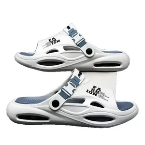 Weiße Sport-Sandalen für Herren mit verstellbaren Riemen und atmungsaktiver Sohle.