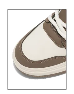 Gros plan montrant les coutures et la texture des baskets d'hiver marron et blanc