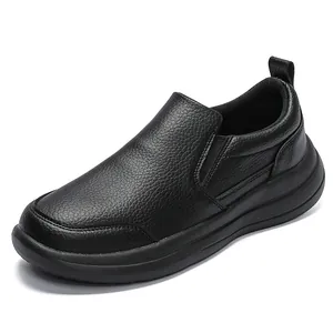 Schwarzer Slipper aus genarbtem Leder für Herren mit bequemer dicker Sohle