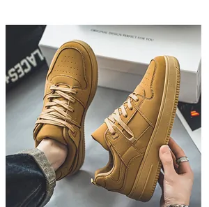 Detailopname van bruine suède retro board-schoenen voor heren met geperforeerde neus